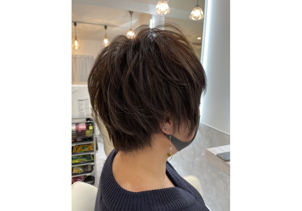 女性ショートカット　右サイド姿