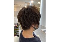 女性ショートカット　右サイド姿