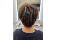 女性ショートカット　後ろ姿