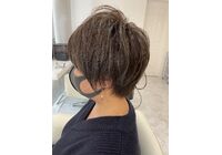 女性ショートカット　左サイド姿