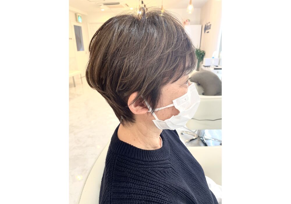 女性ハイライト　ショート髪型写真